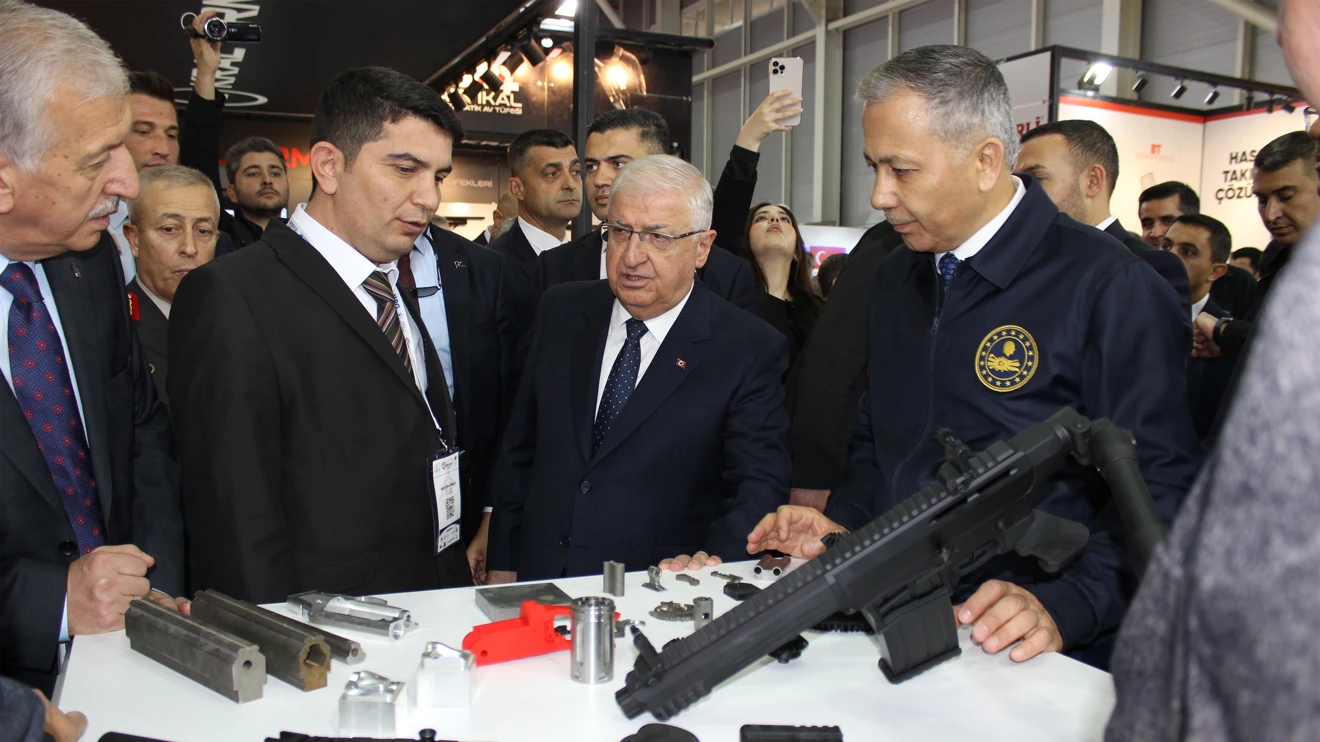 Bakanlar Yerlikaya ve Güler’den Selçuk Üniversitesi standına ziyaret